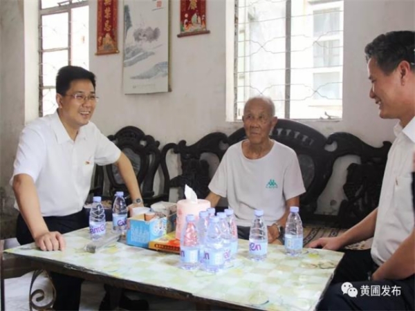 镇党委书记黄顺欢也代表镇党委政府向两位老党员送上节日的祝福和