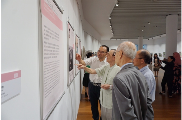 嘉宾在展览现场进行交流