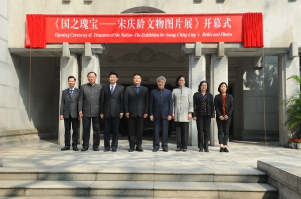 丘树宏（右四）、陈文锋（左四）、梁丽娴（右三）、林凯（左三）、徐小莉（右二）、孙必胜（左二）、宋时娟（右一）、胡颂科（左一）等嘉宾为展览揭幕后合影留念。