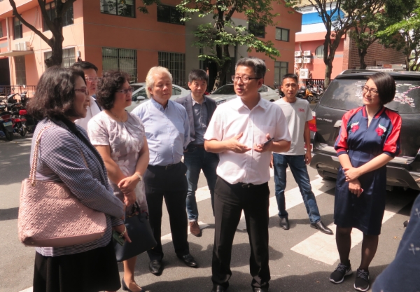 首页 政务公开 综合动态 陈喜崇副局长(右3,市经信局侯银辉副局长