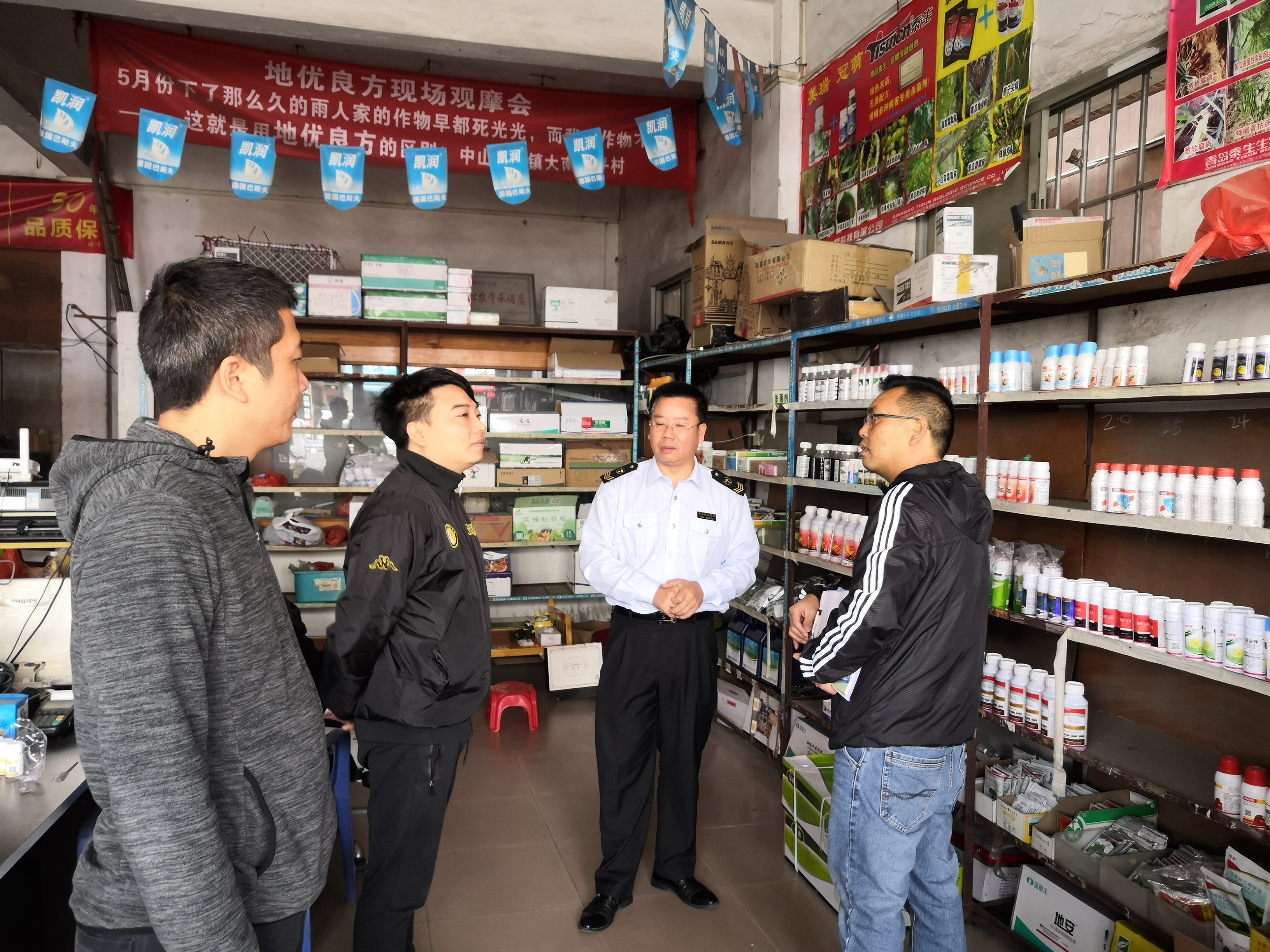 2019-11-29港口镇开展整治食品安全问题联合行动和进厂企宣传活动（图一）.jpg