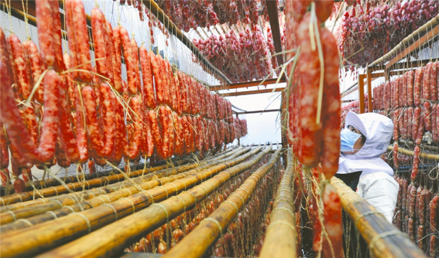 Huangpu Town is the largest production base of Cantonese cured meat across China. [File photo by Wu Feixiong]