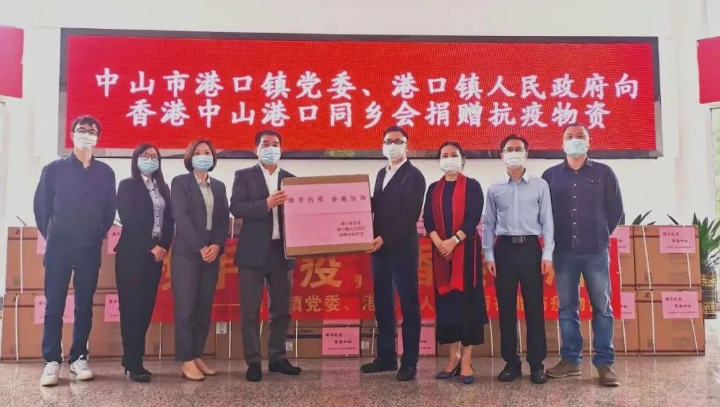 镇党委副书记,镇长周昭坚代表镇党委,政府向香港中山港口同乡会捐赠抗