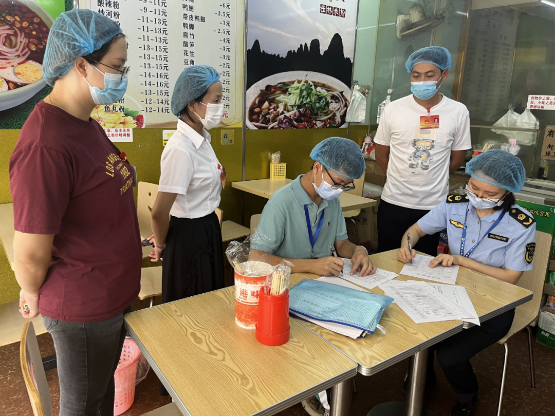 港口镇组织人大代表参加全民投票查餐厅活动003.png