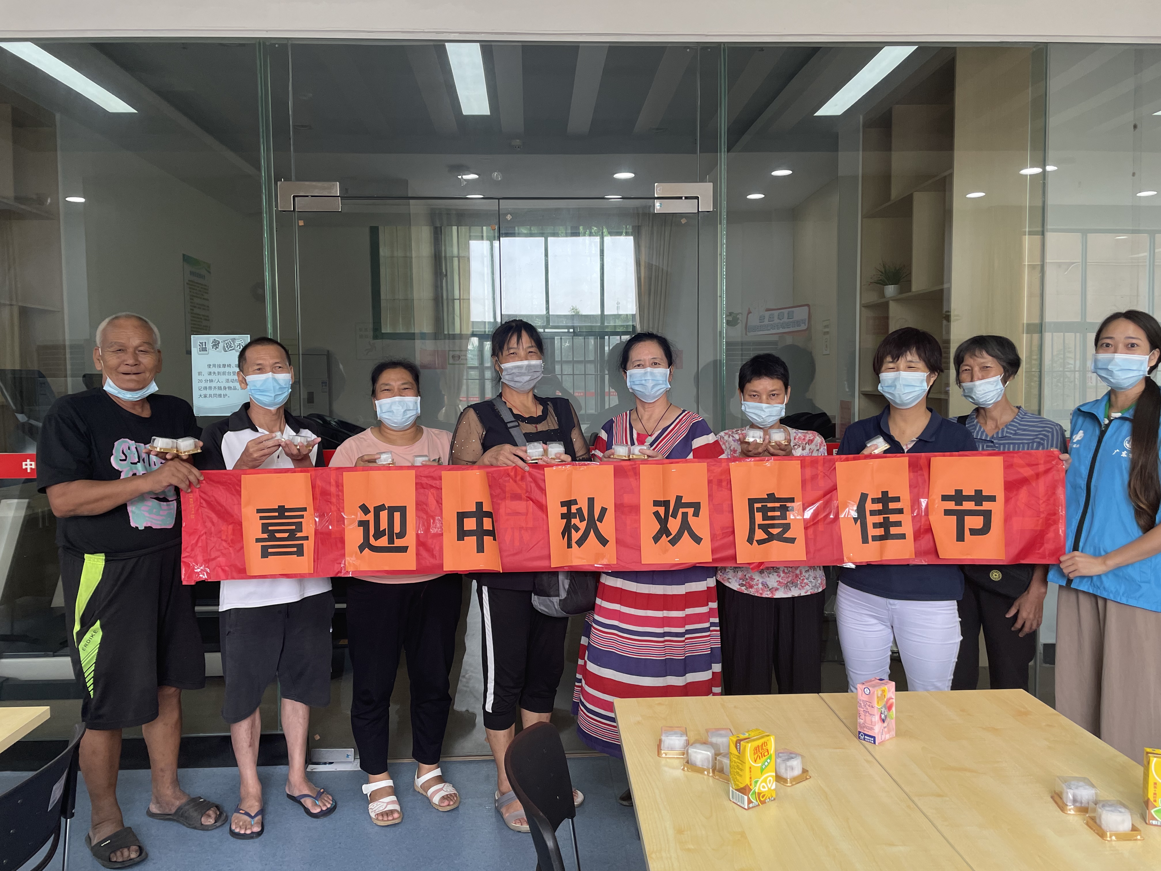 中山港社区茶话会合影.jpg