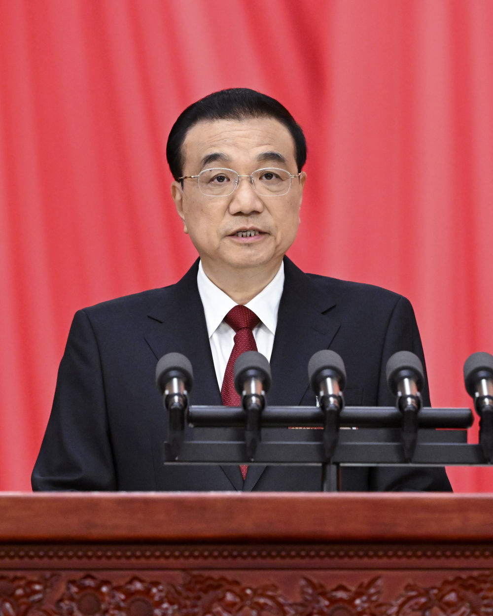 十四届全国人大一次会议在京开幕 习近平等在主席台就座3.jpg