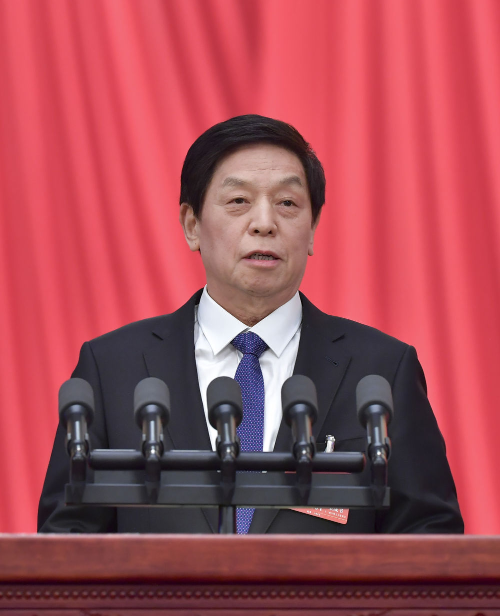 十四届全国人大一次会议举行第二次全体会议 习近平等在主席台就座1.jpg