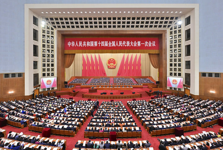 十四届全国人大一次会议举行第二次全体会议 习近平等在主席台就座.jpg