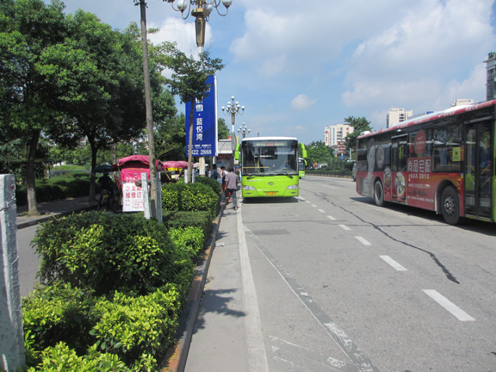 公交站就在居民身旁.jpg