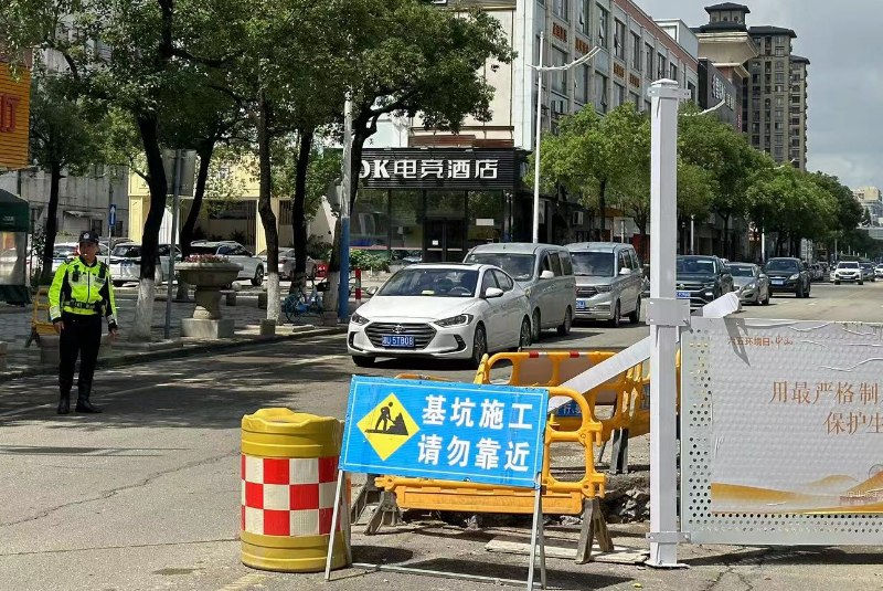 交警指挥交通2.jpg