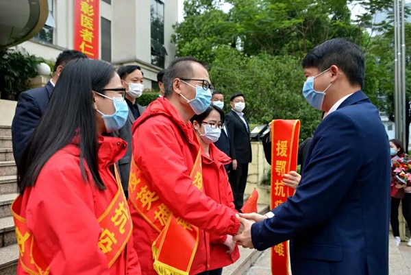 欢迎援鄂抗疫医务人员载誉凯旋2.jpg