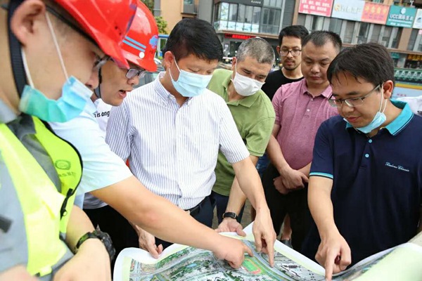 黄伟东督导黑臭水体1.jpg