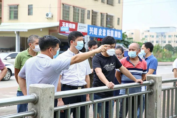 黄伟东督导黑臭水体2.jpg