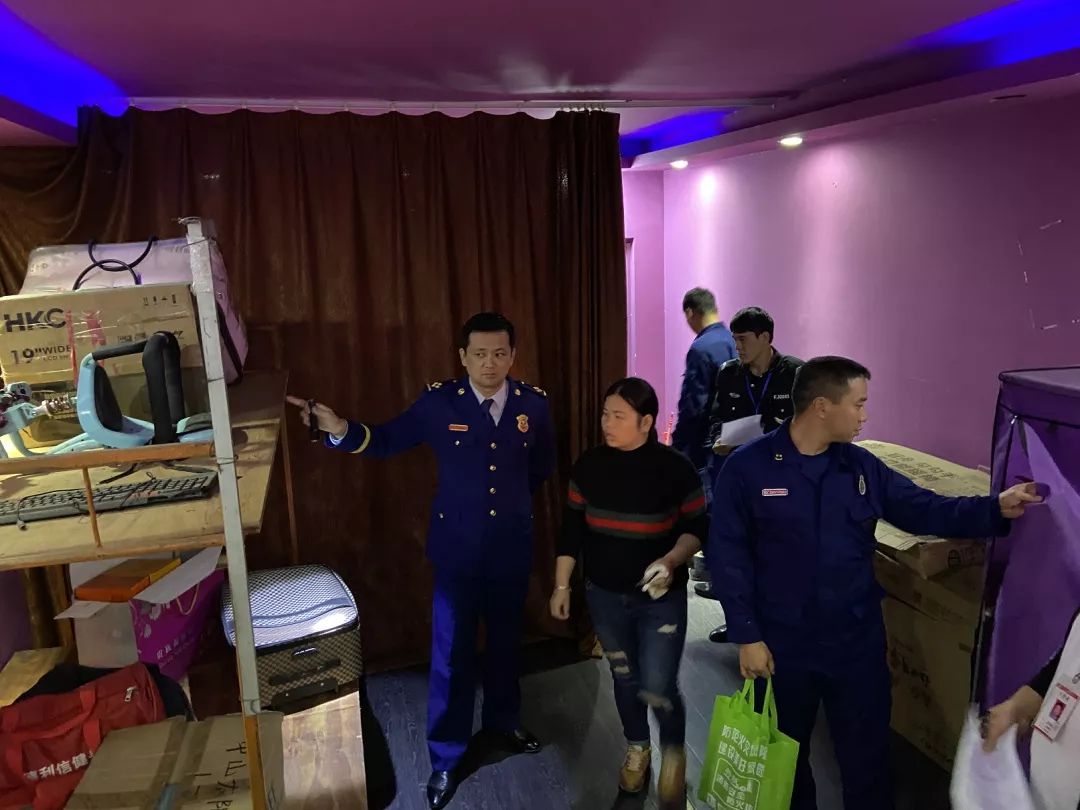 2019-12-26港口镇消防大队对民主社区违规住人的“三小场所”进行排查.jpg