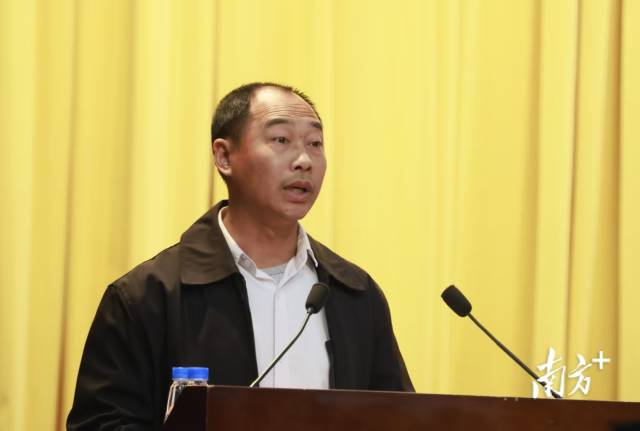 板芙镇板芙社区党总支书记黄锦文。