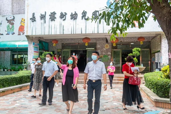 西区党工委书记黄伟东督导检查幼儿返园复学工作1.jpg