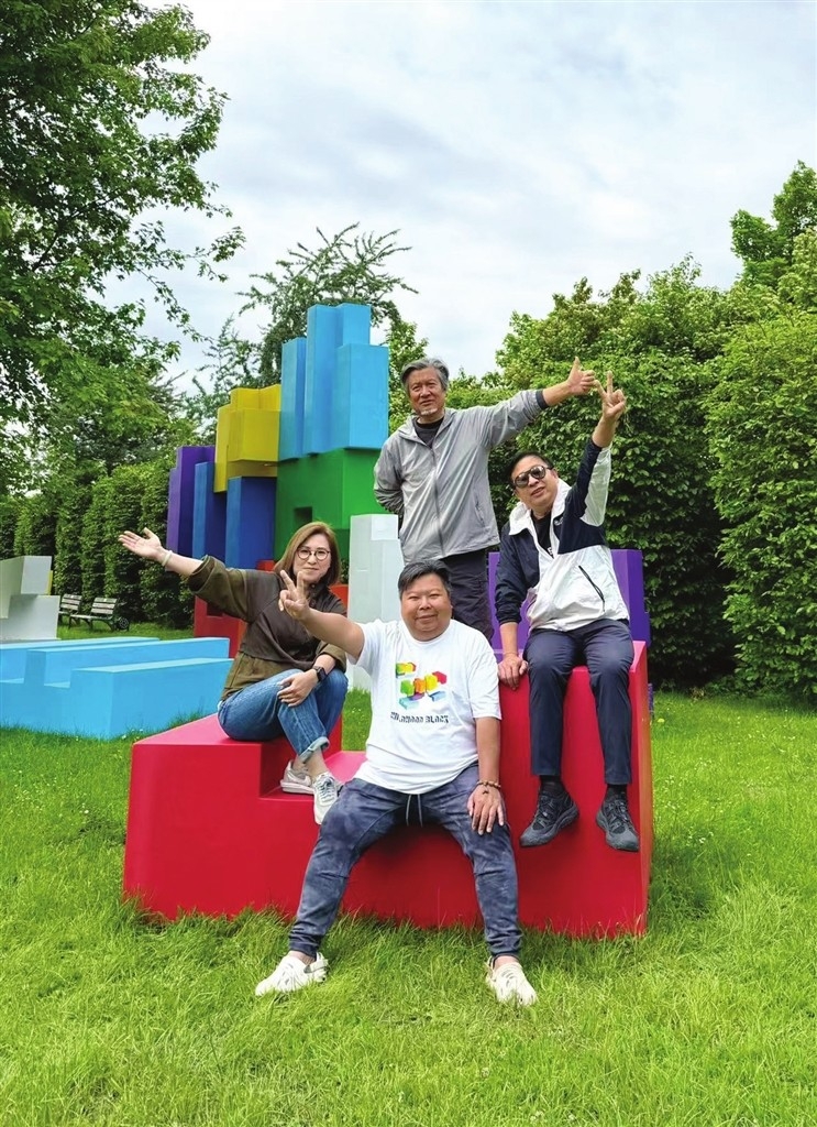 Leung Hongman (front row, center) and his friends with the sculpture "Childhood Block".