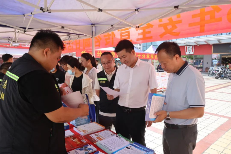 人人讲安全，个个会应急！板芙镇举办2025年 “安全生产月” 应急安全咨询日活动
