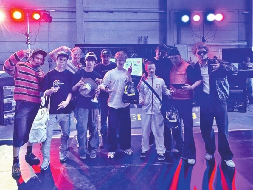 Lu Xingchen (4th from left) with the trophy. Photo provided to Zhongshan Daily