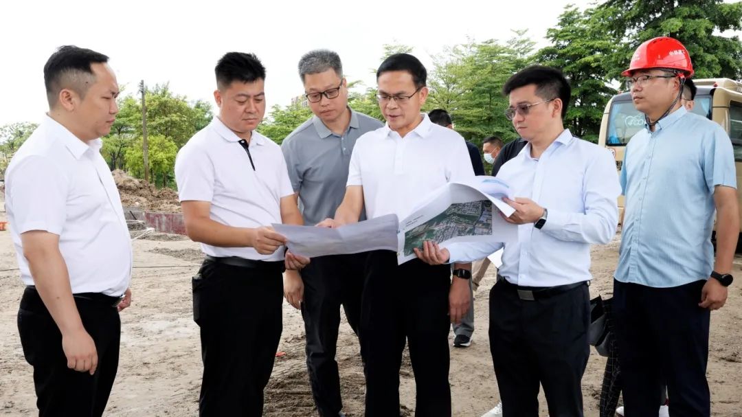 镇领导一线督导棒垒球中心沿线人居环境整治