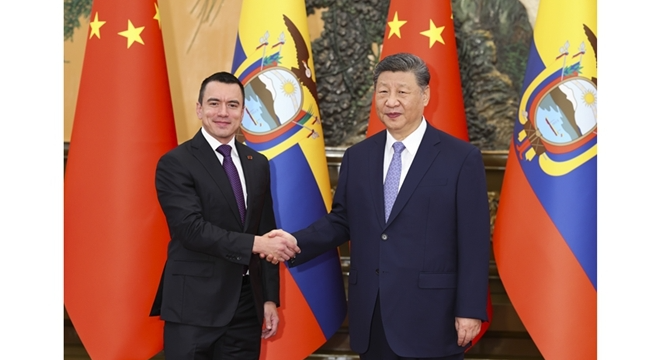 习近平会见厄瓜多尔总统诺沃亚