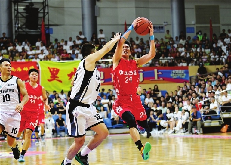 Zhongshan Shaxi (in red) was defeated by Foshan Nanhai at the "Village BA" provincial final. Photo by Yu Zhaoyu