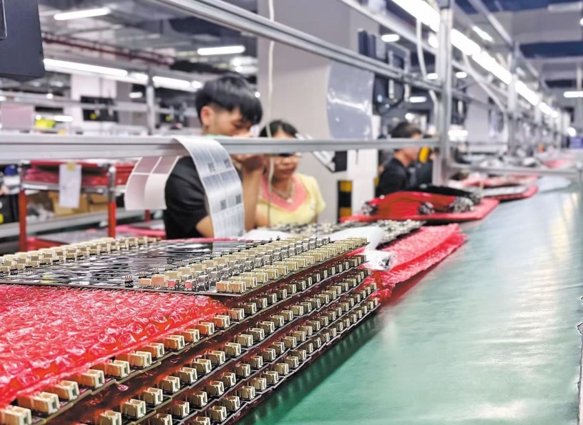 Workers are busy assembling lighting products at EK Inc, a pioneering innovator in the professional stage lighting industry, in Zhongshan, Guangdong province. QIU QUANLIN/CHINA DAILY