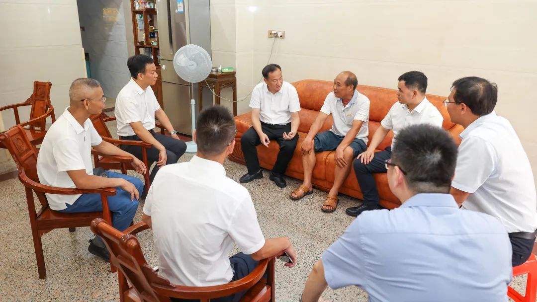 市、镇领导走访慰问退役军人