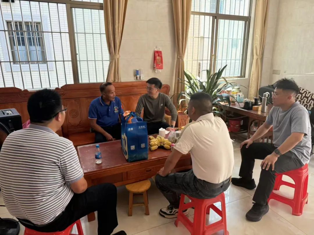 李彪副镇长到坦背村慰问.jpg