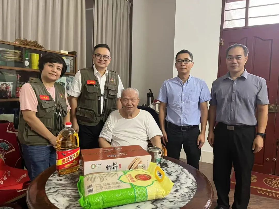 欧志亮副镇长到新市慰问2.jpg