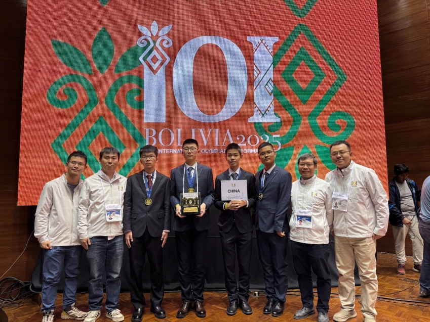 Liu Haifeng (4th from right). Photo provided to Zhongshan Daily