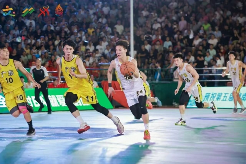 Zhongshan Shaxi (in white jersey) clashes with Foshan Nanhai in a fierce showdown. Photo by Yang Qining