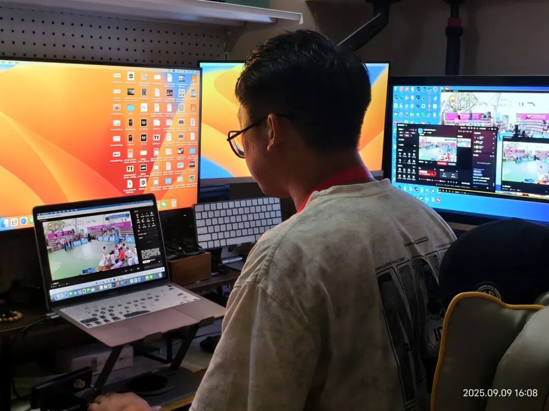 20250909宣传办工作人员李泽衍做好宣传直播工作.jpg