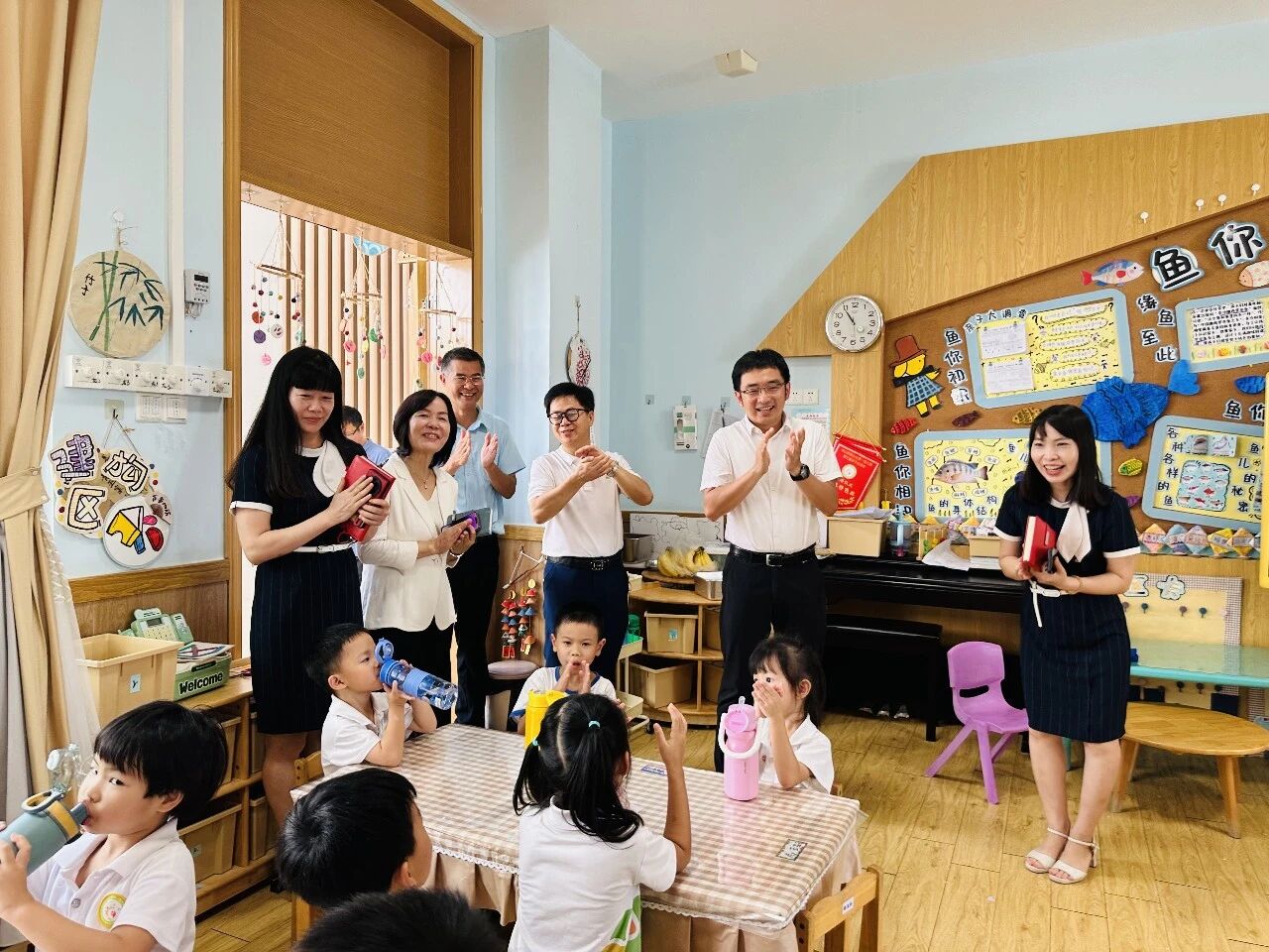 阜沙镇领导教师节走访慰问一线教师