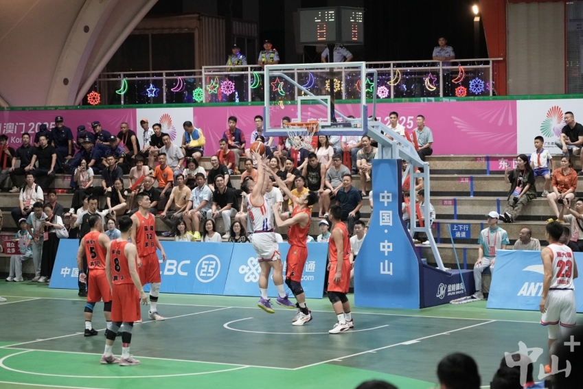 Guangdong (in white) vs Fujian in the Group B final.