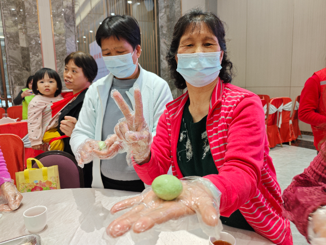 2025年小榄镇“情暖长者心”系列活动之艾果DIY.jpg