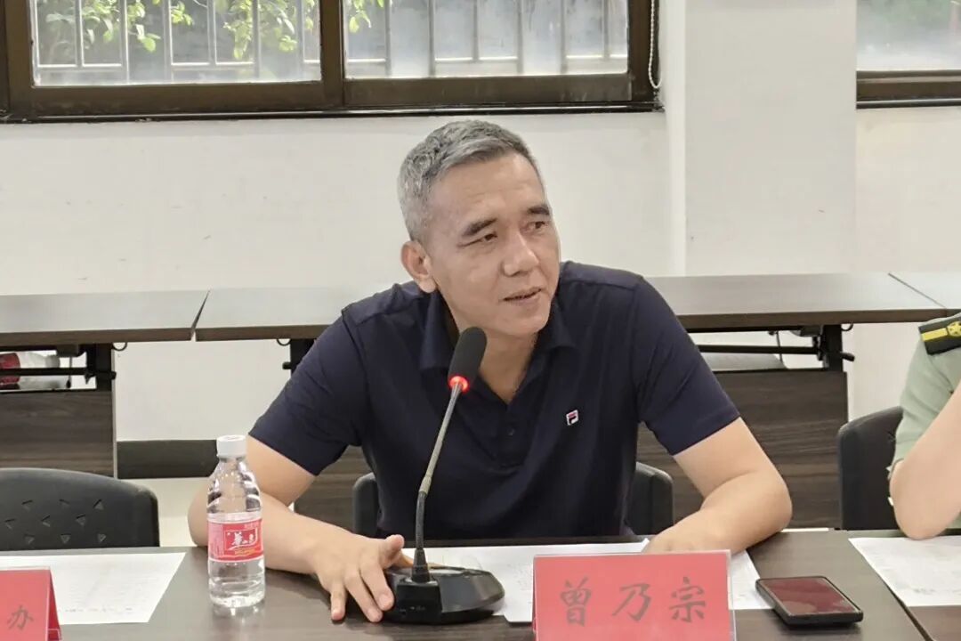 横栏镇副镇长曾乃宗代表镇党委、政府发表深情寄语.jpg