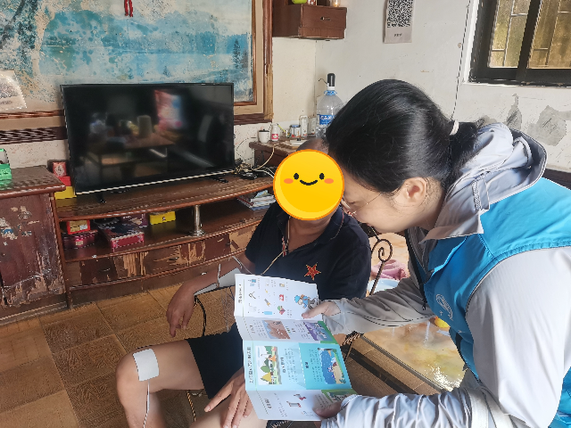 入户走访困难人员 (左1)_副本.jpg