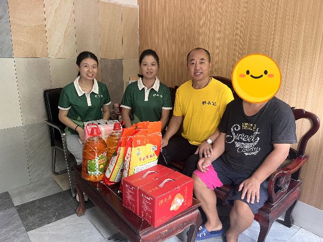 为散居特困(右1)送上储备物资_副本.jpg