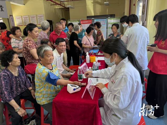 大涌镇社区卫生服务站会在季节交替时,上门或在中心举行义诊活动。 受访者 供图