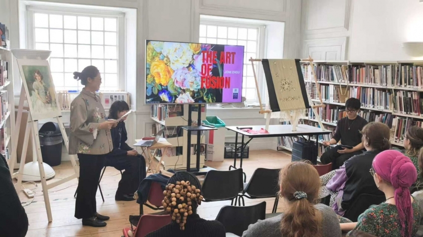 ▲Zhou Xueqing delivers a lecture at the Royal School of Needlework in the UK, Oct 9, 2025 (local time). ▲Zhou Xueqing delivers a lecture at the Royal School of Needlework in the UK, Oct 9, 2025 (local time).