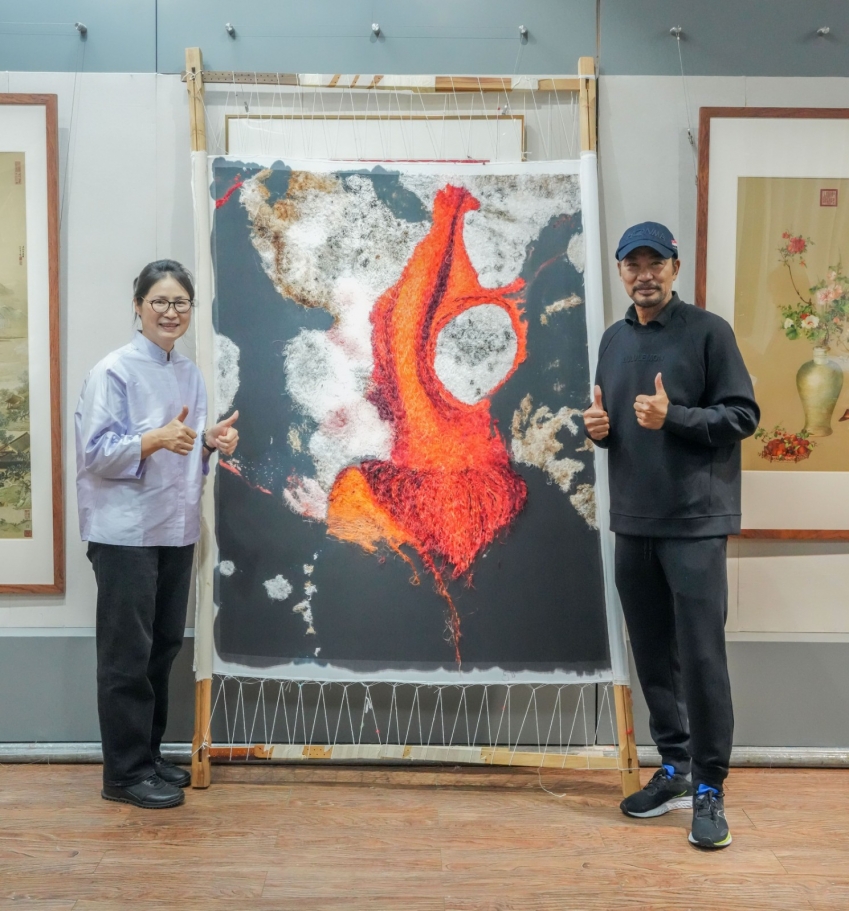▲Simon Yam (R) and Zhou Xueqing at her studio, Dec 11, 2024. ▲Simon Yam (R) and Zhou Xueqing at her studio, Dec 11, 2024.