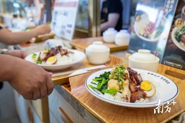 小榄镇长者仅需自付5元左右就能享用荤素搭配的热食。 受访者 供图