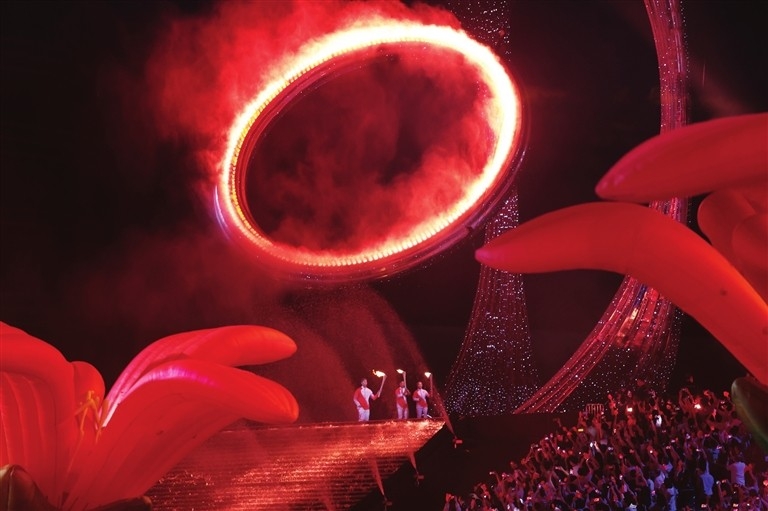 Su Bingtian and athletes from Hong Kong and Macao light the main torch. Photo/Xinhua Su Bingtian and athletes from Hong Kong and Macao light the main torch. Photo/Xinhua
