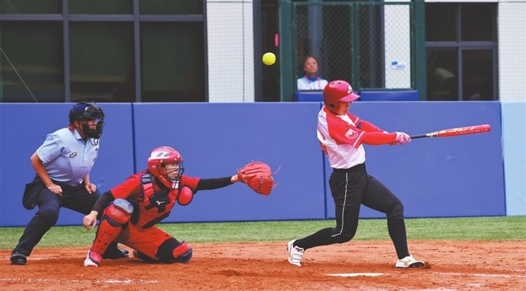 A Jiangsu player swings to hit. Photo by Wen Bo A Jiangsu player swings to hit. Photo by Wen Bo