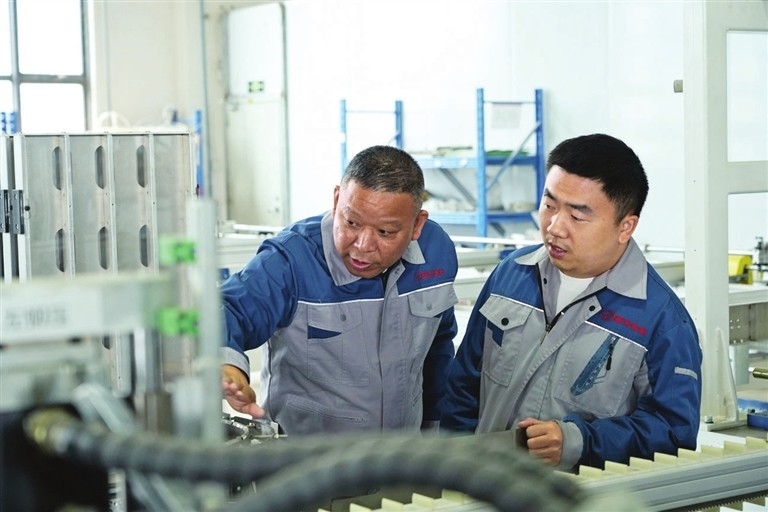 ▲XG Intelligent president Fu Mingtao (L) discusses technical solutions with an engineer in the workshop. ▲XG Intelligent president Fu Mingtao (L) discusses technical solutions with an engineer in the workshop.