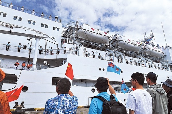 People see off crew members of the Chinese Navy hospital ship Silk Road Ark at Fiji's Suva Port, on Oct 8, 2025. [Photo/Xinhua]