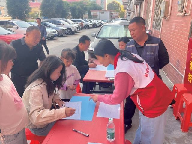 联城花园业主在选举投票点有序投票。