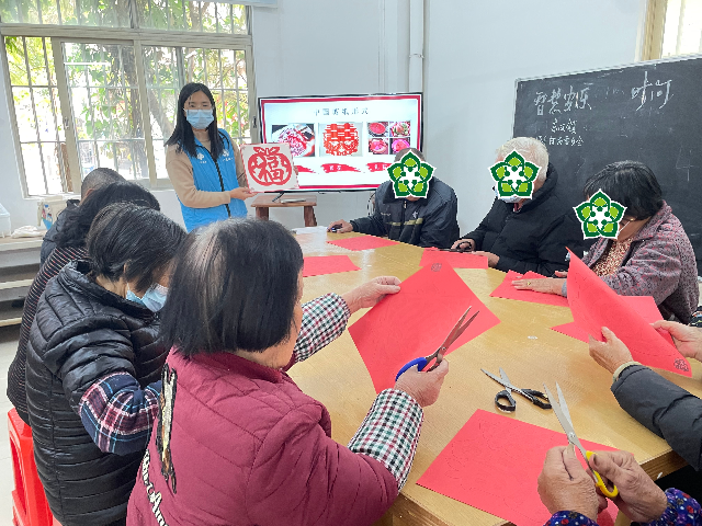东凤镇“双百”社工开展新春剪纸活动.jpg