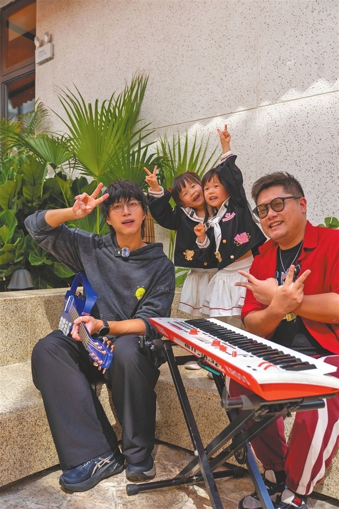 James Ng (L) joins Zhongshan musician and children for a live rendition of his hit track "A Tune Requested by the Sun."